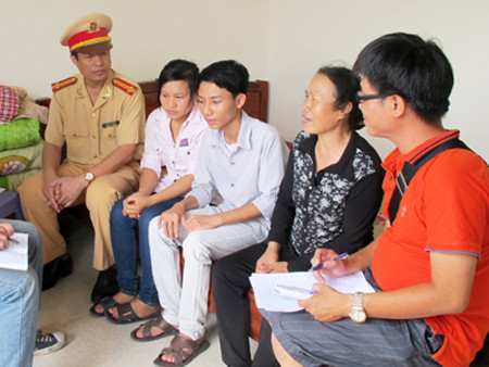 Hai em Lực và Mơ vô cùng cảm kích trước sự giúp đỡ của Trung tá Tiến và gia đình bác Trịnh Trung Thành