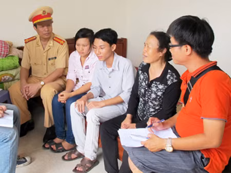 Hai em Lực và Mơ vô cùng cảm kích trước sự giúp đỡ của Trung tá Tiến và gia đình bác Trịnh Trung Thành