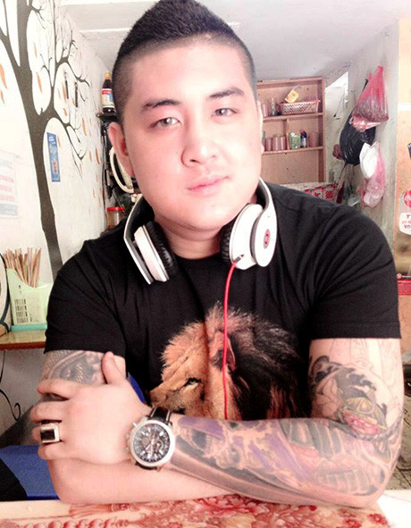 Anh bạn rất yêu thích âm nhạc và có tính cách dễ mến, phóng khoáng. Anh bạn rất yêu thích âm nhạc và có tính cách dễ mến, phóng khoáng