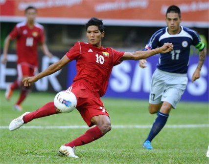 Chấn thương đã khiến chân sút số 1 tuyển Myanmar, Kyaw Ko Ko (áo đỏ) vắng mặt ở giải đấu hàng đầu khu vực ở mùa giải 2012