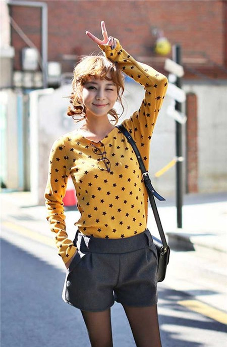 Chiếc quần short, chân váy ngắn ngày hè bạn vẫn có thể diện, buổi sáng lạnh bạn nên diện thêm đôi tất mỏng cùng chiếc áo len dáng gilê hay áo khoác mỏng