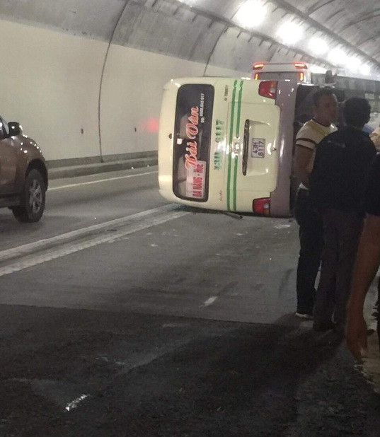 Lật xe khách trong hầm Hải Vân, 5 người nhập viện ảnh 1