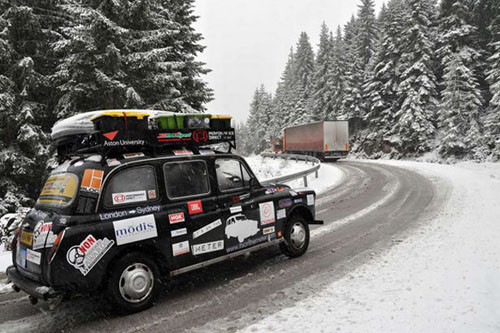 Chiếc xe lăn bánh trên đường tuyết ở Kosovo...