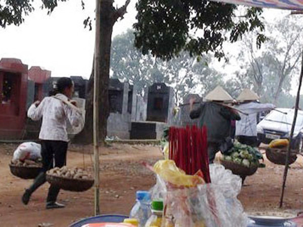 Những bóng người liêu xiêu kiếm sống ở chợ cõi âm