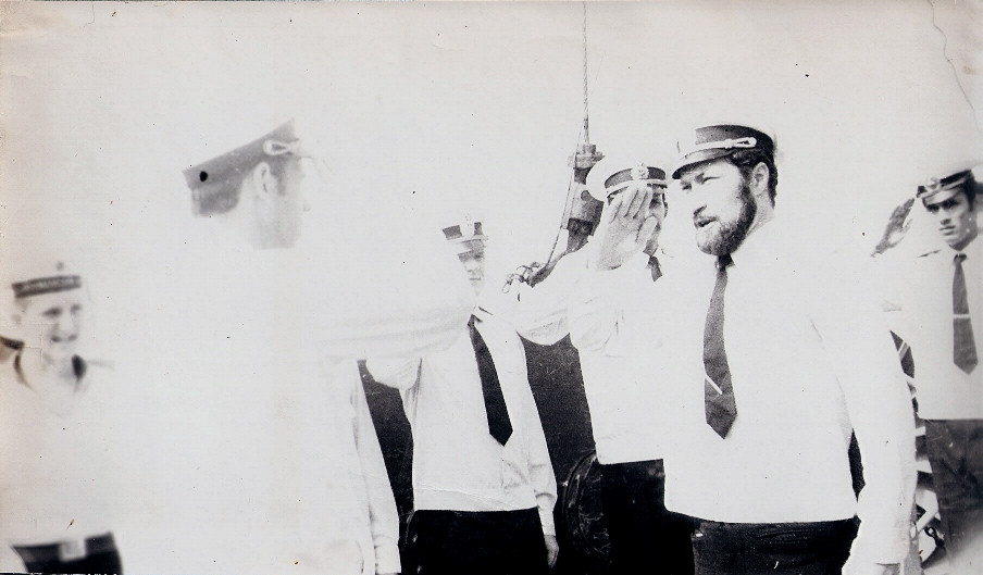 Tháng Tư năm 1979, cảng Cam Ranh (Việt Nam), trợ lý thuyền trưởng thượng úy Isaev O.V. báo cáo thuyền trưởng đại úy hải quân Zabelin R.V. đội hình lớn đã tập hợp xong (lưu trữ của đại tá hải quân dự bị Shumnyi N.А.)