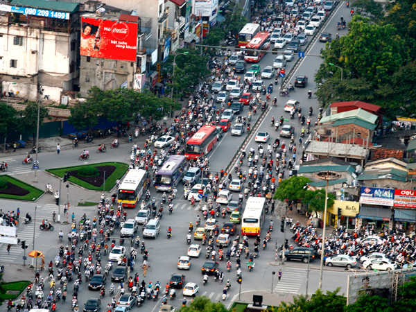 Phương tiện vận tải đã gánh quá nhiều loại phí. Ảnh: Hồng Vĩnh