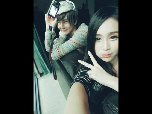 Cả hai đều có một lượng lớn người theo dõi trên các trang mạng xã hội