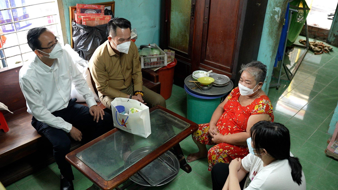 Hội doanh nhân trẻ Việt Nam thăm gia đình trẻ em mồ côi do COVID-19 Hội doanh nhân trẻ Việt Nam thăm gia đình trẻ em mồ côi do COVID-19