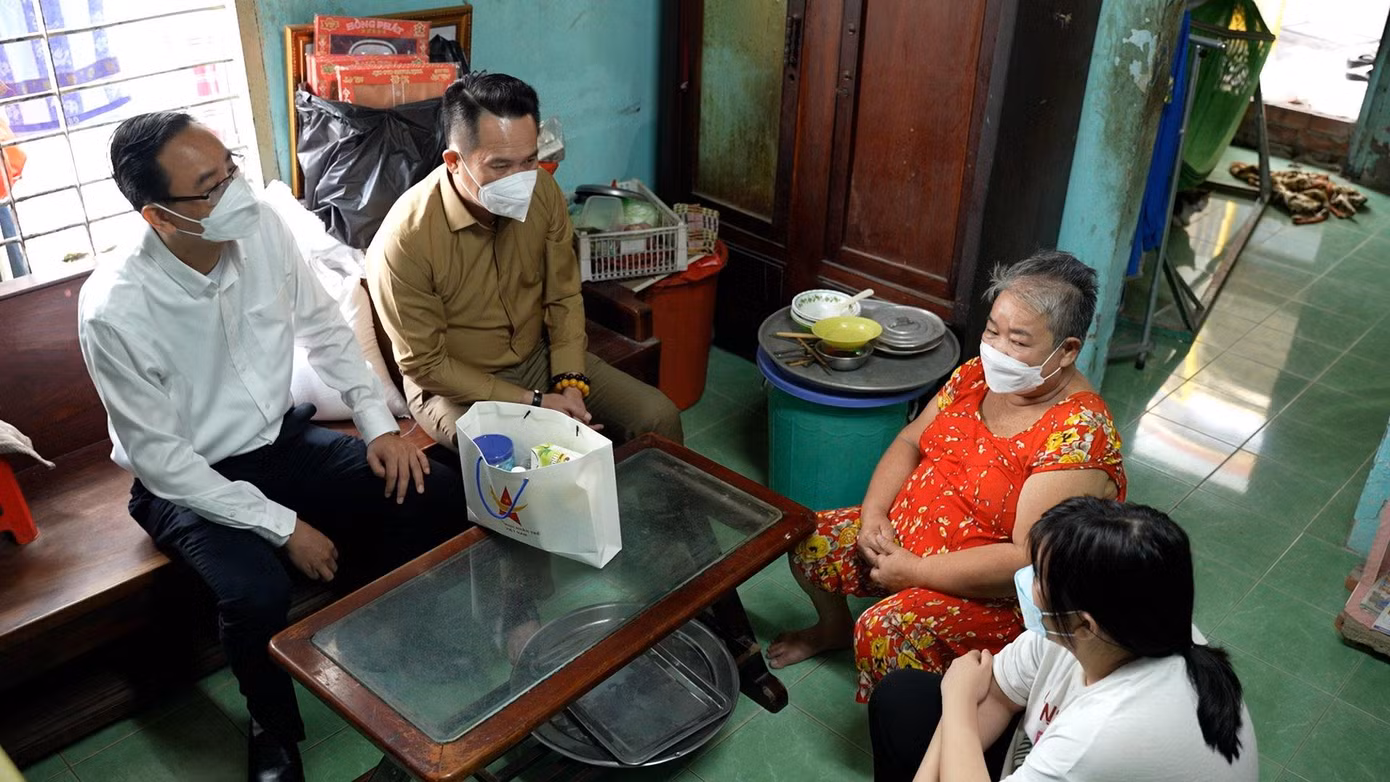 Hội doanh nhân trẻ Việt Nam thăm gia đình trẻ em mồ côi do COVID-19 Hội doanh nhân trẻ Việt Nam thăm gia đình trẻ em mồ côi do COVID-19