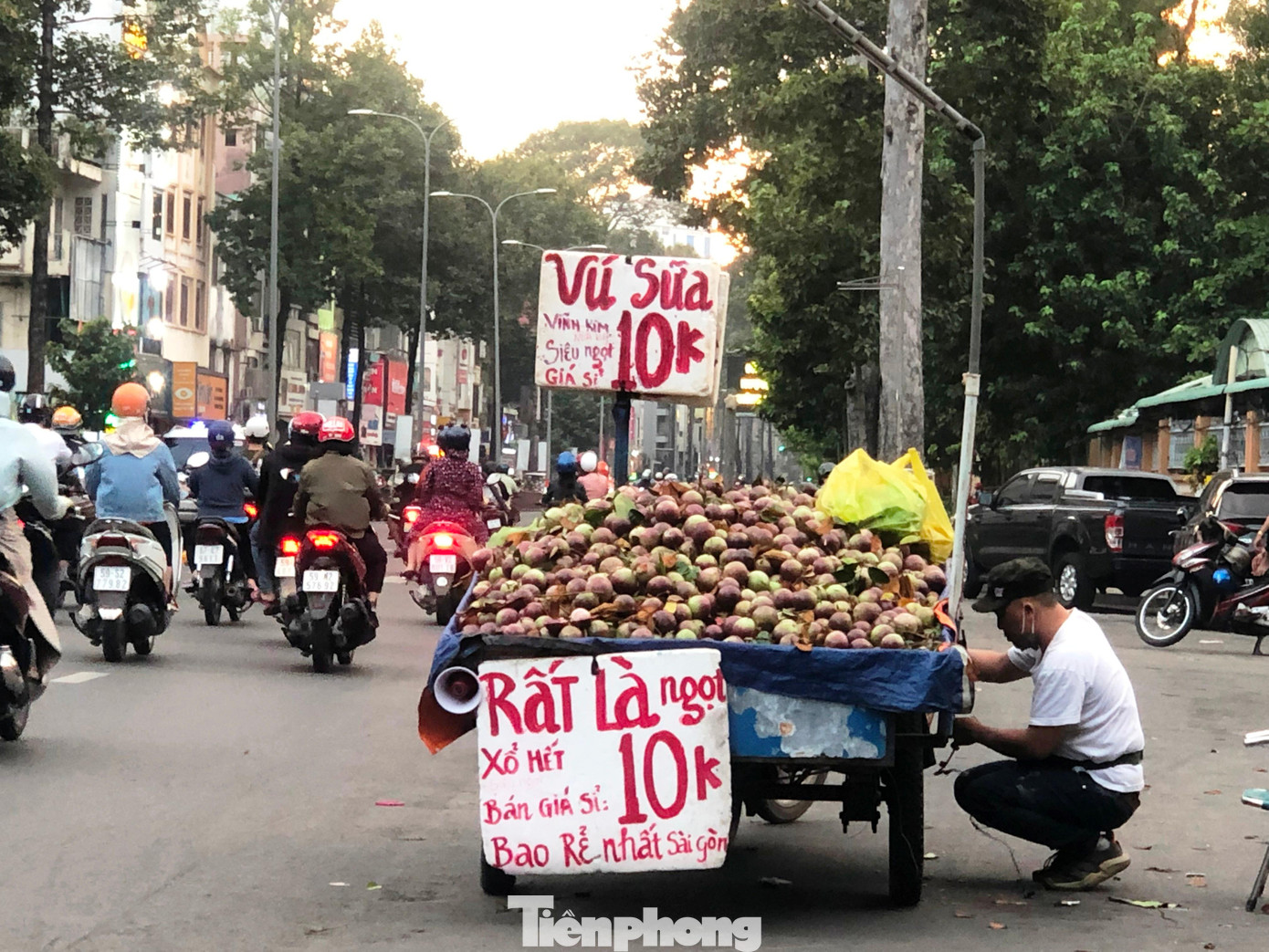 Vú sữa vẫn đang thời điểm đầu mùa đã rớt giá chỉ còn 10.000 đồng/kg. &quot;Giá này rất rẻ so với mọi năm khi bắt đầu có vú sữa, thế nhưng hàng bán chậm, khách mua chỉ từ 1-2 kg, trong khi thời điểm này năm ngoái, tôi bán vú sữa có giá cao hơn nhưng khách đông, mua số lượng cũng nhiều hơn&quot; - một người bán vú sữa dạo ở quận 10 cho biết.