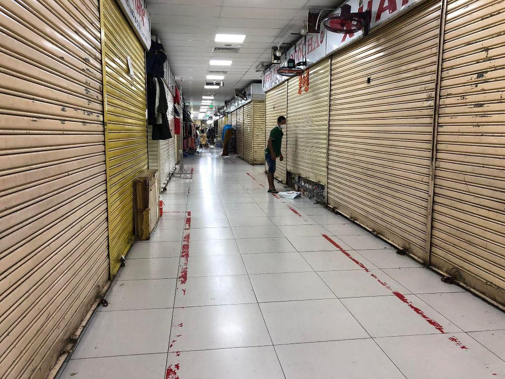 Loạt ki-ốt tại chợ An Đông (quận 5) đều &quot;cửa đóng then cài&quot;.