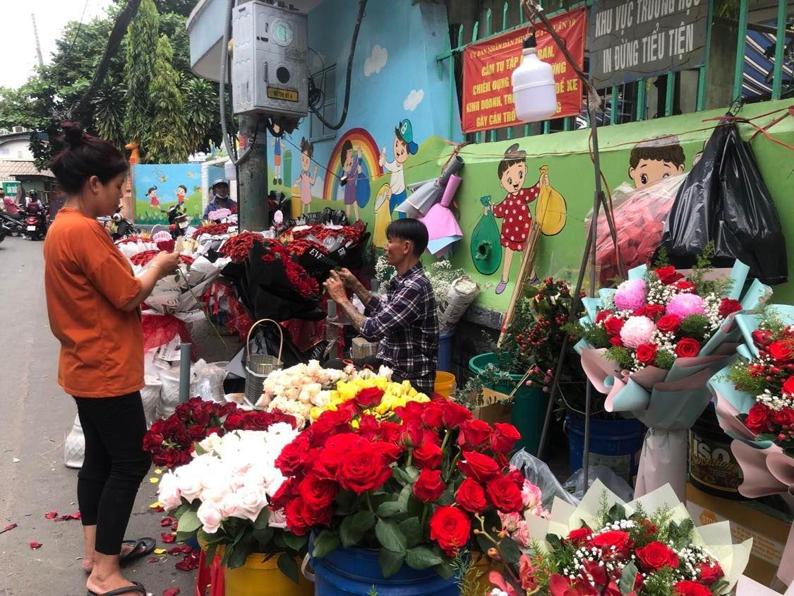 Ngày 19/10, tại nhiều chợ hoa, cửa hàng kinh doanh quà tặng ở TPHCM, đủ các loại hoa khoe sắc đã được trang trí sẵn chờ khách. Chị Minh, tiểu thương ở chợ hoa Hồ Thị Kỷ (quận 10) cho biết, giá hoa tăng 15 – 20% tùy loại, dịp lễ tiệm cũng nhập thêm hoa ngoại, đáp ứng nhu cầu tặng hoa độc, lạ của khách hàng. Ngày 19/10, tại nhiều chợ hoa, cửa hàng kinh doanh quà tặng ở TPHCM, đủ các loại hoa khoe sắc đã được trang trí sẵn chờ khách. Chị Minh, tiểu thương ở chợ hoa Hồ Thị Kỷ (quận 10) cho biết, giá hoa tăng 15 – 20% tùy loại, dịp lễ tiệm cũng nhập thêm hoa ngoại, đáp ứng nhu cầu tặng hoa độc, lạ của khách hàng.