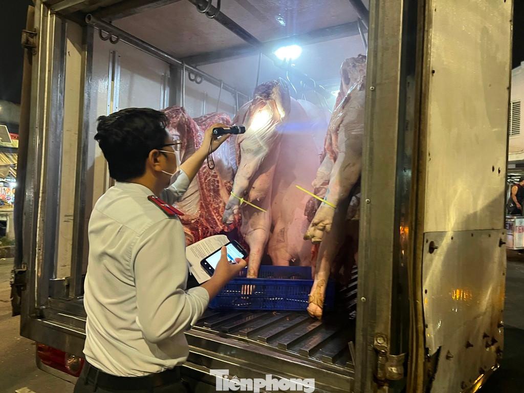 Thịt heo về chợ đầu mối Hóc Môn đều được kiểm tra nghiêm ngặt Thịt heo về chợ đầu mối Hóc Môn đều được kiểm tra nghiêm ngặt