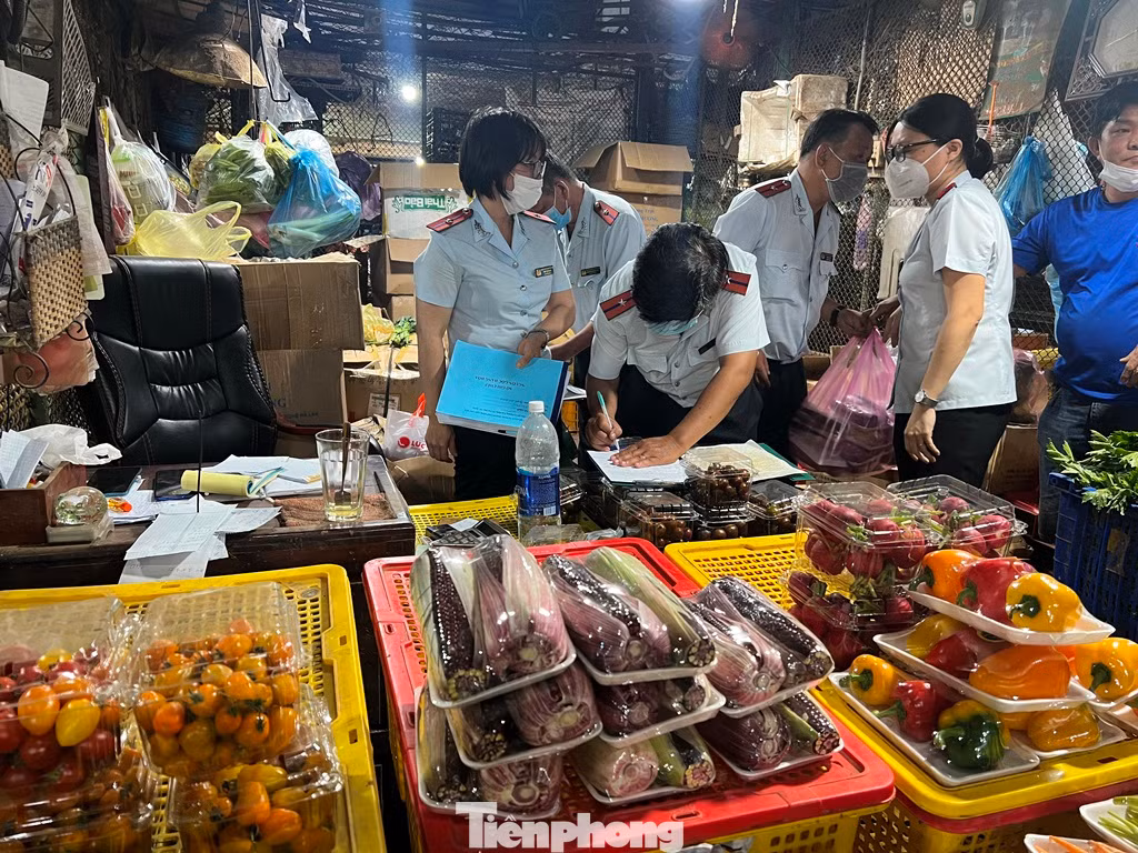 Ban quản lý An toàn thực phẩm TPHCM kiểm tra thực phẩm tại chợ đầu mối Thủ Đức Ban quản lý An toàn thực phẩm TPHCM kiểm tra thực phẩm tại chợ đầu mối Thủ Đức