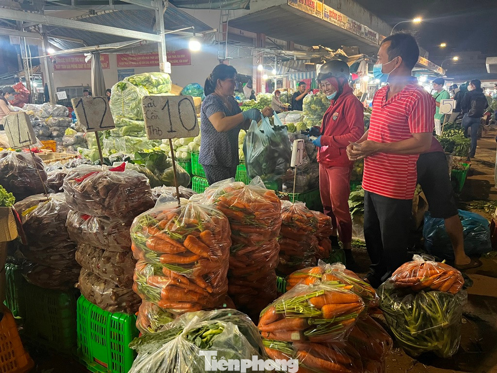 Rau củ được niêm yết giá cụ thể, rõ ràng Rau củ được niêm yết giá cụ thể, rõ ràng