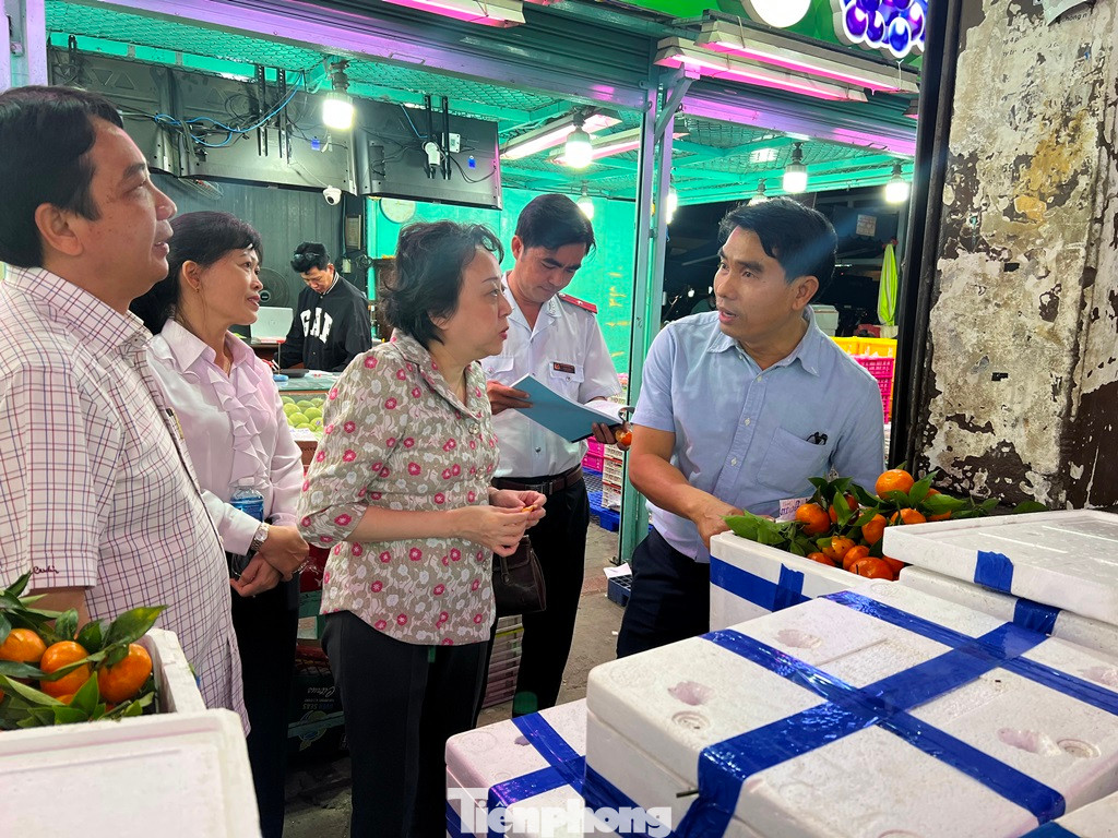 Bà Phạm Khánh Phong Lan, Trưởng Ban quản lý ATTP TPHCM dẫn đầu đoàn kiểm tra thực phẩm Tết Bà Phạm Khánh Phong Lan, Trưởng Ban quản lý ATTP TPHCM dẫn đầu đoàn kiểm tra thực phẩm Tết