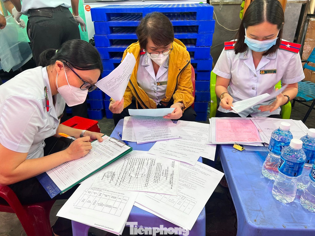 Cơ quan chức năng kiểm tra giấy tờ, sổ truy xuất nguồn gốc tại chợ Cơ quan chức năng kiểm tra giấy tờ, sổ truy xuất nguồn gốc tại chợ