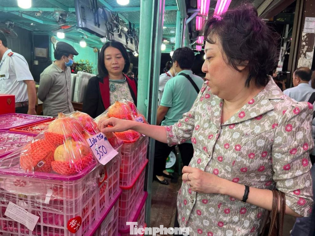 Lựu Trung Quốc nhập khẩu tại chợ Đầu mối nông sản thực phẩm Thủ Đức Lựu Trung Quốc nhập khẩu tại chợ Đầu mối nông sản thực phẩm Thủ Đức