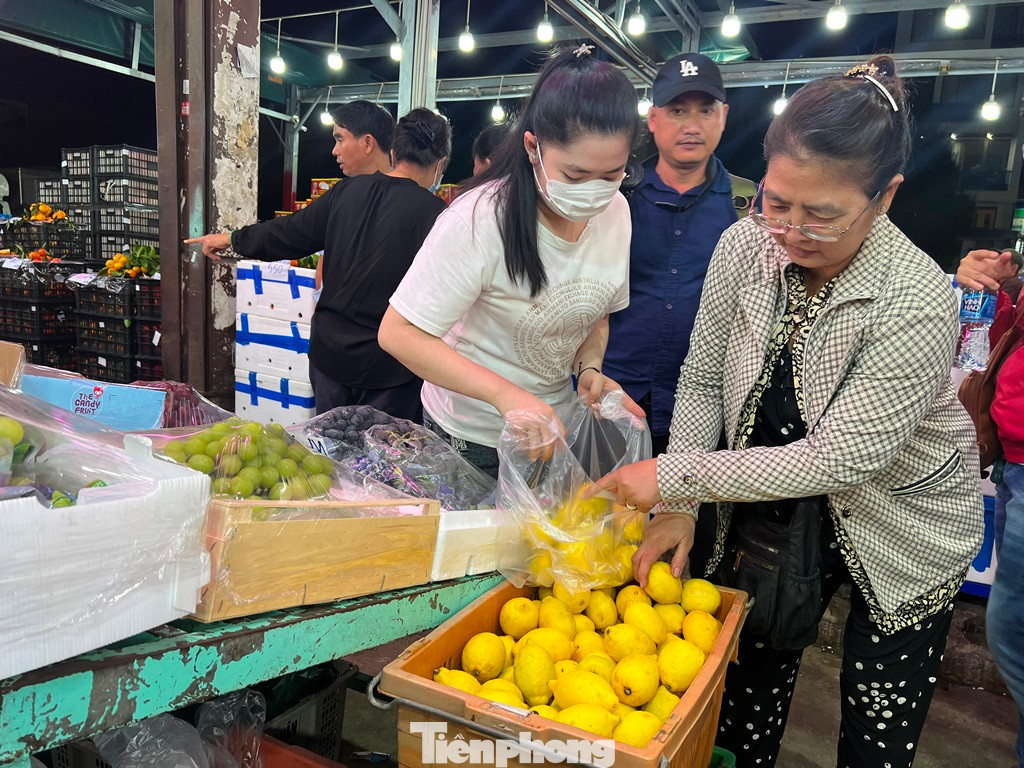 Thực phẩm về nhiều tại các chợ đầu mối nhưng sức mua còn khá thấp Thực phẩm về nhiều tại các chợ đầu mối nhưng sức mua còn khá thấp