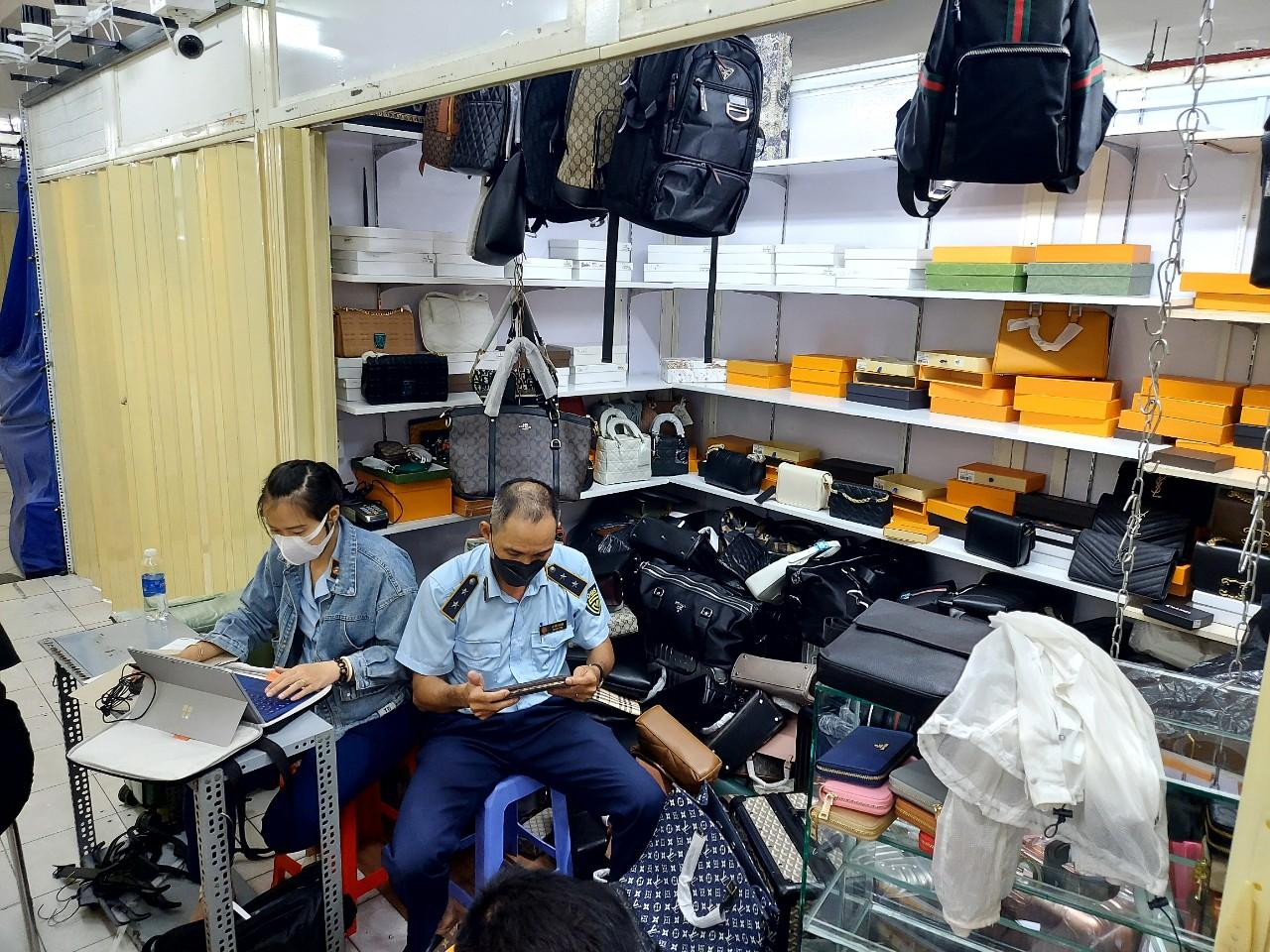 Trước đó, trong hai ngày 1 và 2/11, Tổng Cục Quản lý thị trường kết hợp cùng các lực lượng chức năng ở TPHCM đã tiến hành kiểm tra đồng loạt các gian hàng tại Saigon Square, thu giữ hàng nghìn sản phẩm là quần áo, giày dép, túi xách, ví cầm tay, balo, thắt lưng, bông tai... mang các nhãn hiệu Chanel, Gucci, Dior, Louis Vuitton, Montblanc, Hermes, YVES SAINT LAURENT, BURBERRY...