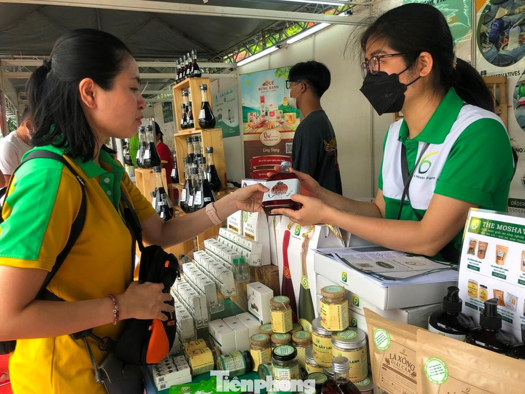 Nhiều sản phẩm xuất khẩu được bày bán tại hội chợ chinh phục người tiêu dùng