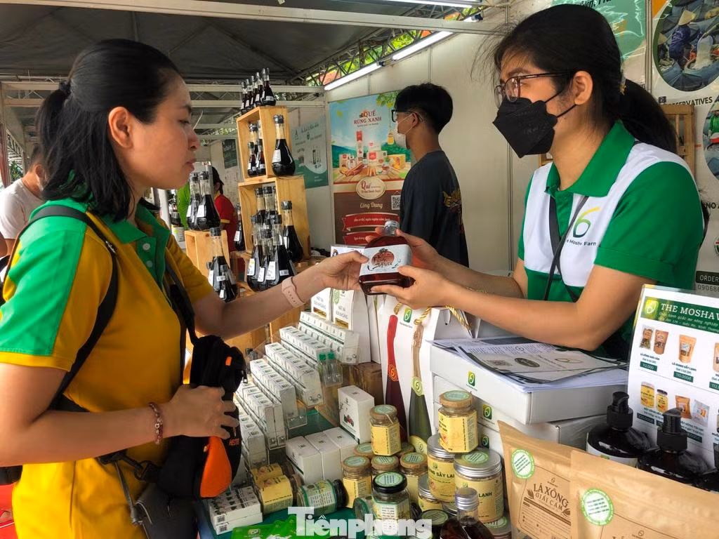 Nhiều sản phẩm xuất khẩu được bày bán tại hội chợ chinh phục người tiêu dùng Nhiều sản phẩm xuất khẩu được bày bán tại hội chợ chinh phục người tiêu dùng