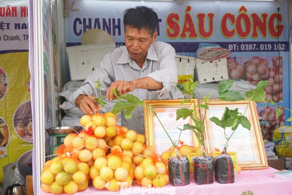 Ông Sáu Công với sản phẩm chanh leo ngọt độc quyền do mình lai tạo thành công