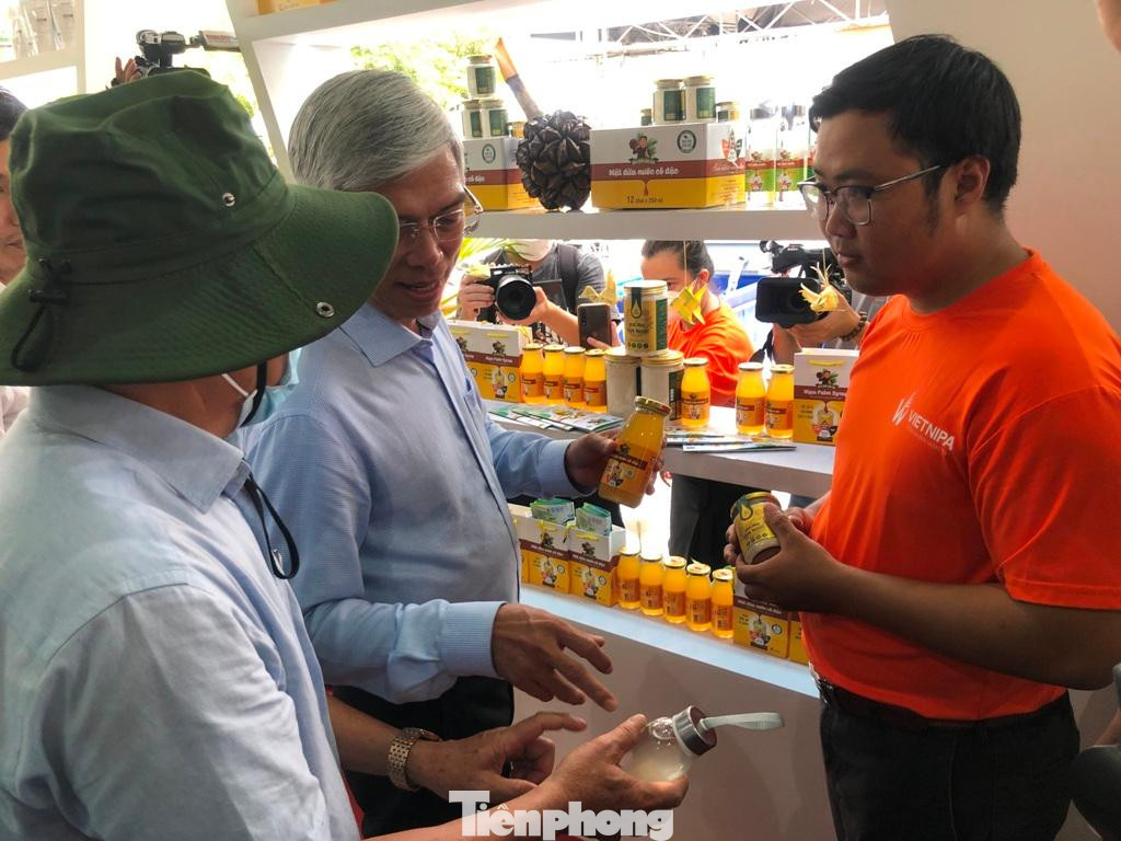Phó chủ tịch UBND TPHCM Võ Văn Hoa (giữa) tham quan sản phẩm tại hội chợ
