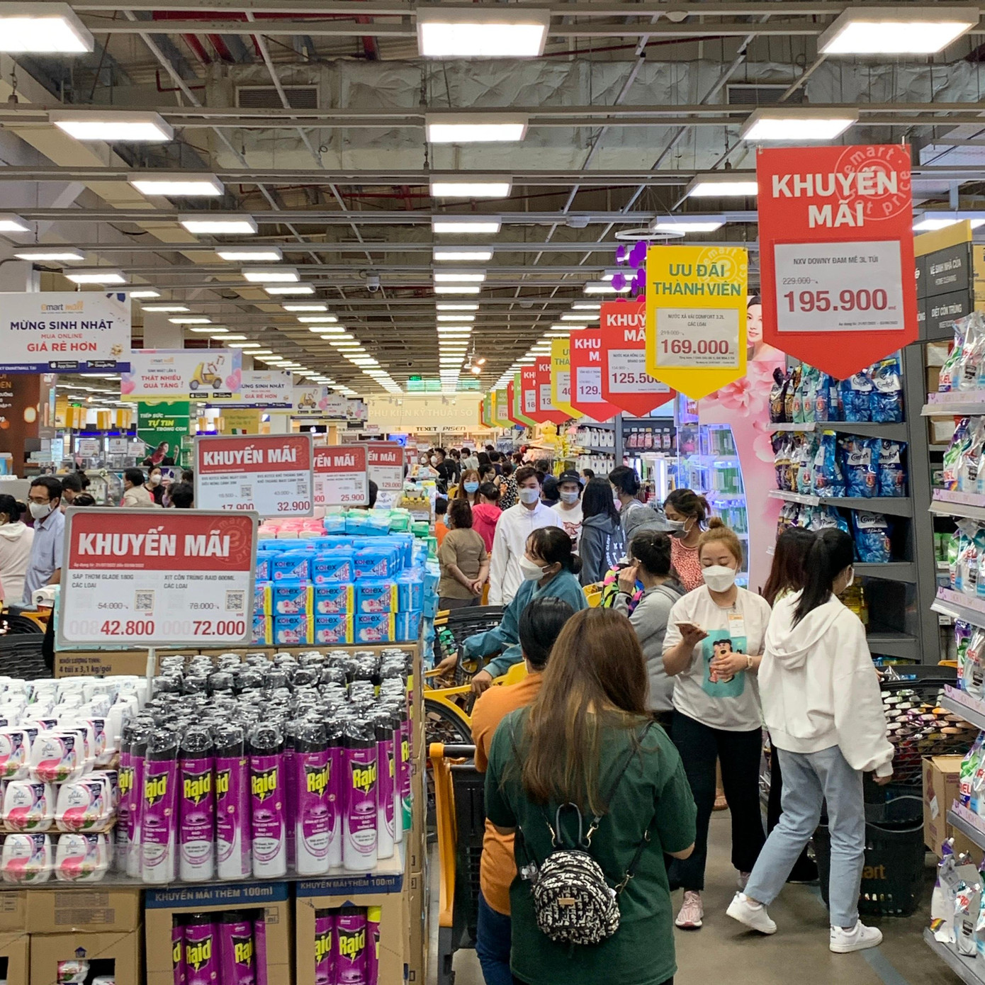 Tấp nập khách hàng chờ mua sắm hàng giảm giá tại siêu thị Emart