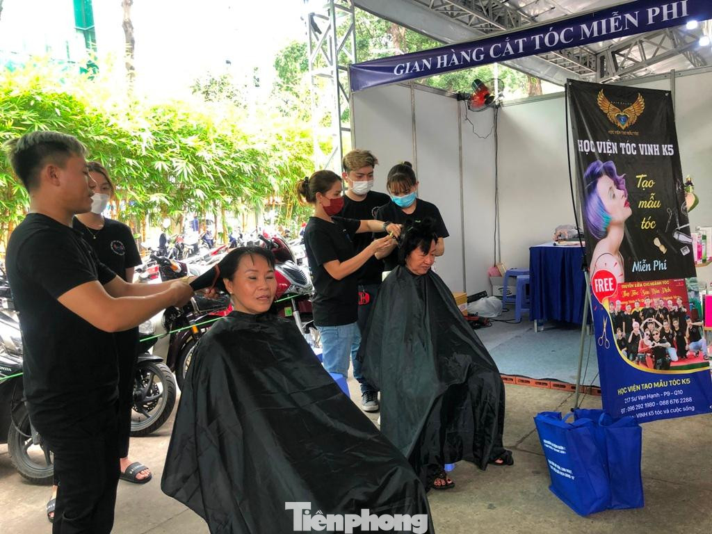 Người lao động được cắt tóc, làm đẹp miễn phí
