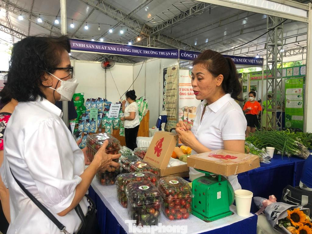 Chị Tô Kim Thuận (bìa phải) khẳng định, vừa bán hàng ngon, chất lượng với giá cả hợp túi tiền cho người lao động.