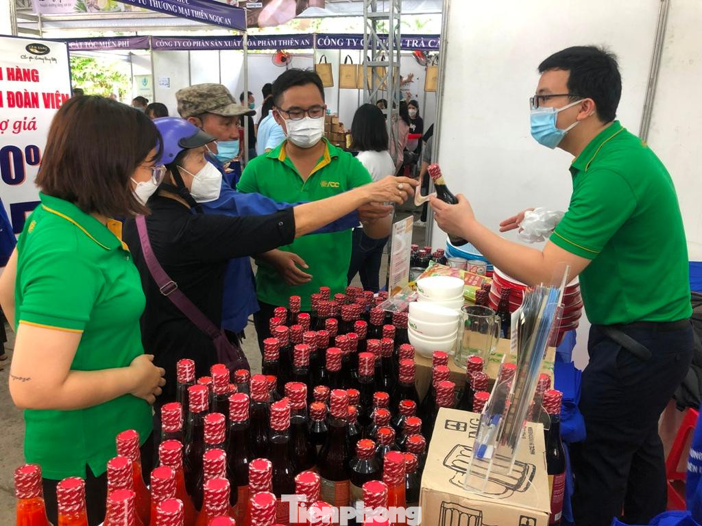 Người lao động phấn khởi được mua hàng trợ giá