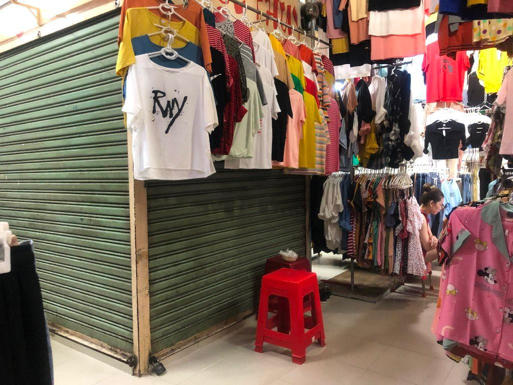 Kinh doanh ế ẩm nhất tại các chợ có lẽ là các mặt thời trang, quần áo...