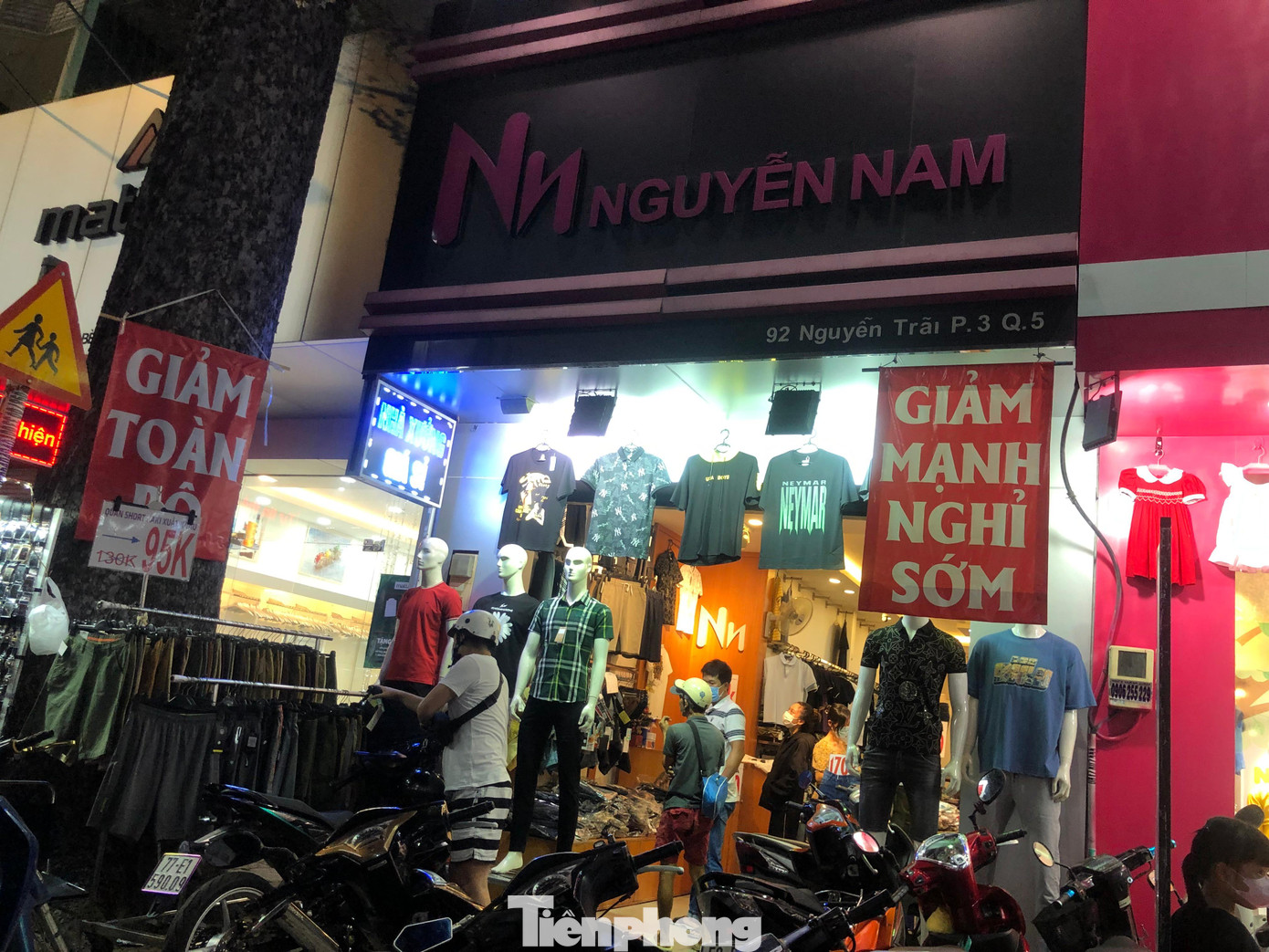 Một cửa hàng trương bảng hiệu đỏ rực cũng vắng khách.