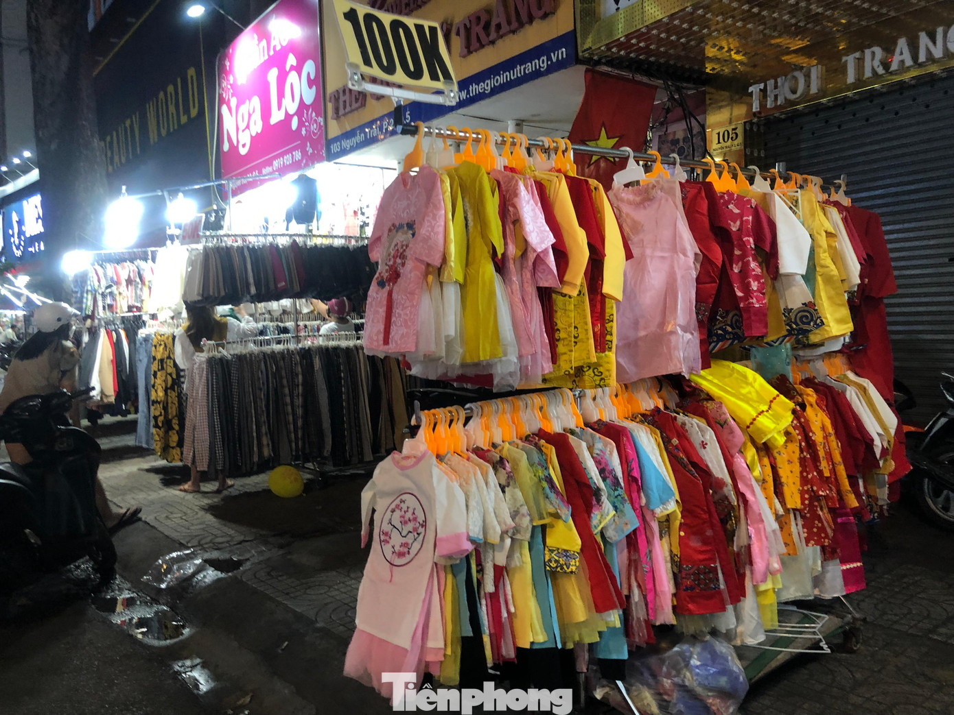 Các quầy sạp đều vắng vẻ.