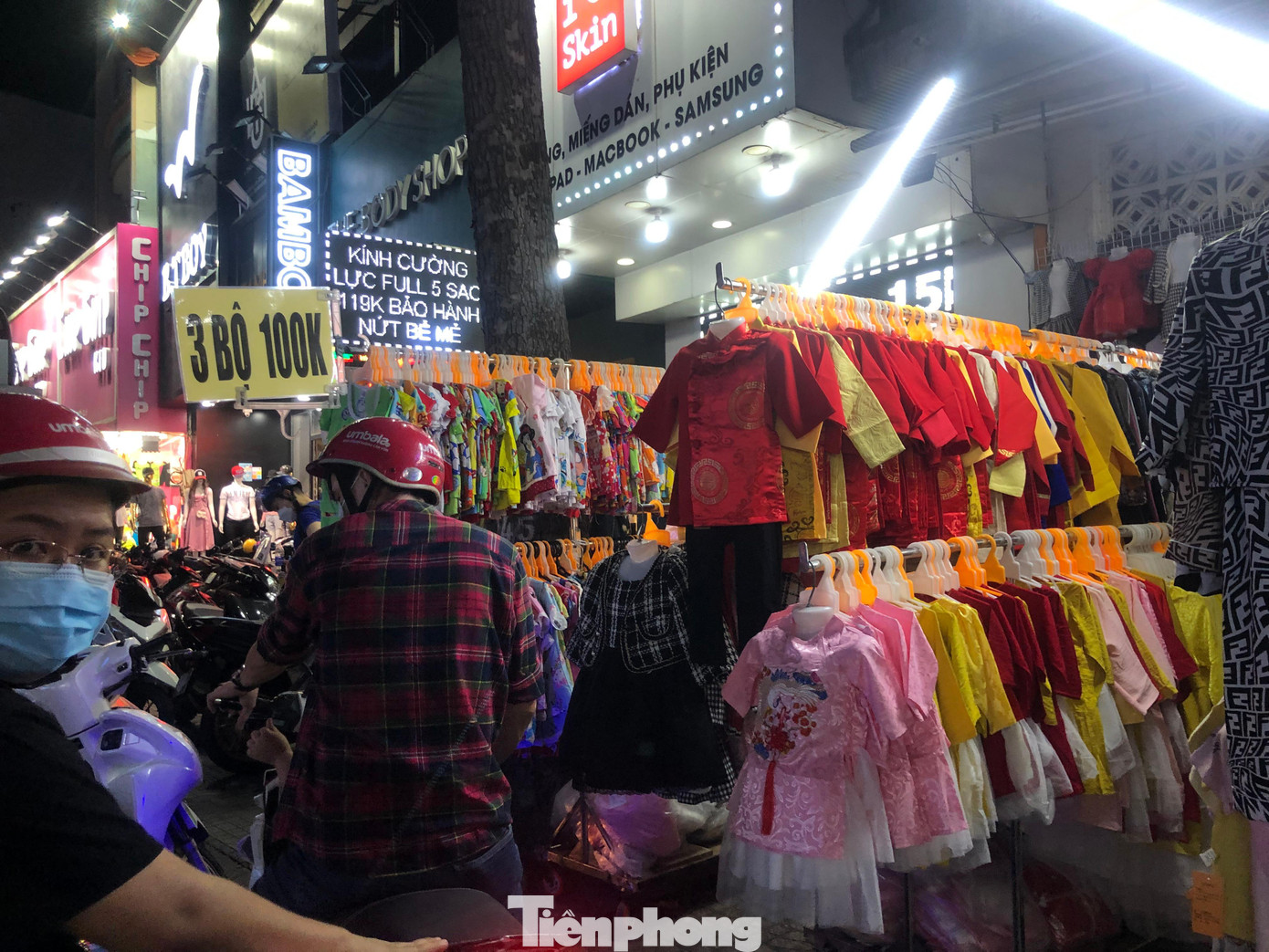 Quần áo Tết cho trẻ em chỉ 100.000 đồng/3 bộ. "Hàng rẻ lại đẹp nên tôi mua cho con mặc chơi mấy ngày Tết. Năm nay công ty kinh doanh khó khăn nên thưởng Tết chỉ bằng 70% năm trước nên mình chọn những mặt hàng vừa tầm để sắm Tết" - nữ công nhân tên Thanh (khu công nghiệp Tân Tạo) bộc bạch.