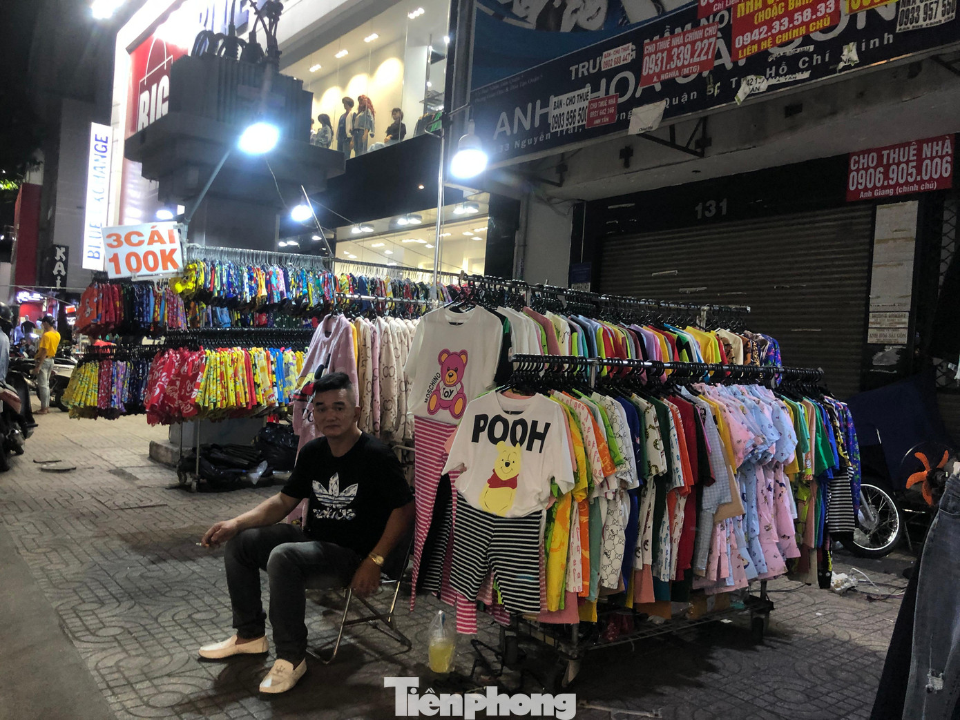 Buôn bán ế ẩm, nhiều chủ quầy hàng ngồi thẫn thờ nhìn dòng xe ngược xuôi. "Chưa bao giờ ế ẩm như lúc này" - người bán hàng thở dài, nói.