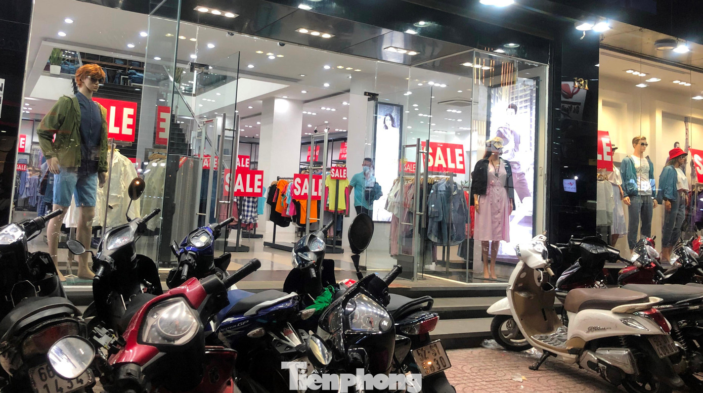 Những shop thời trang có thương hiệu cũng chung cảnh "chợ chiều" ngày cuối năm.