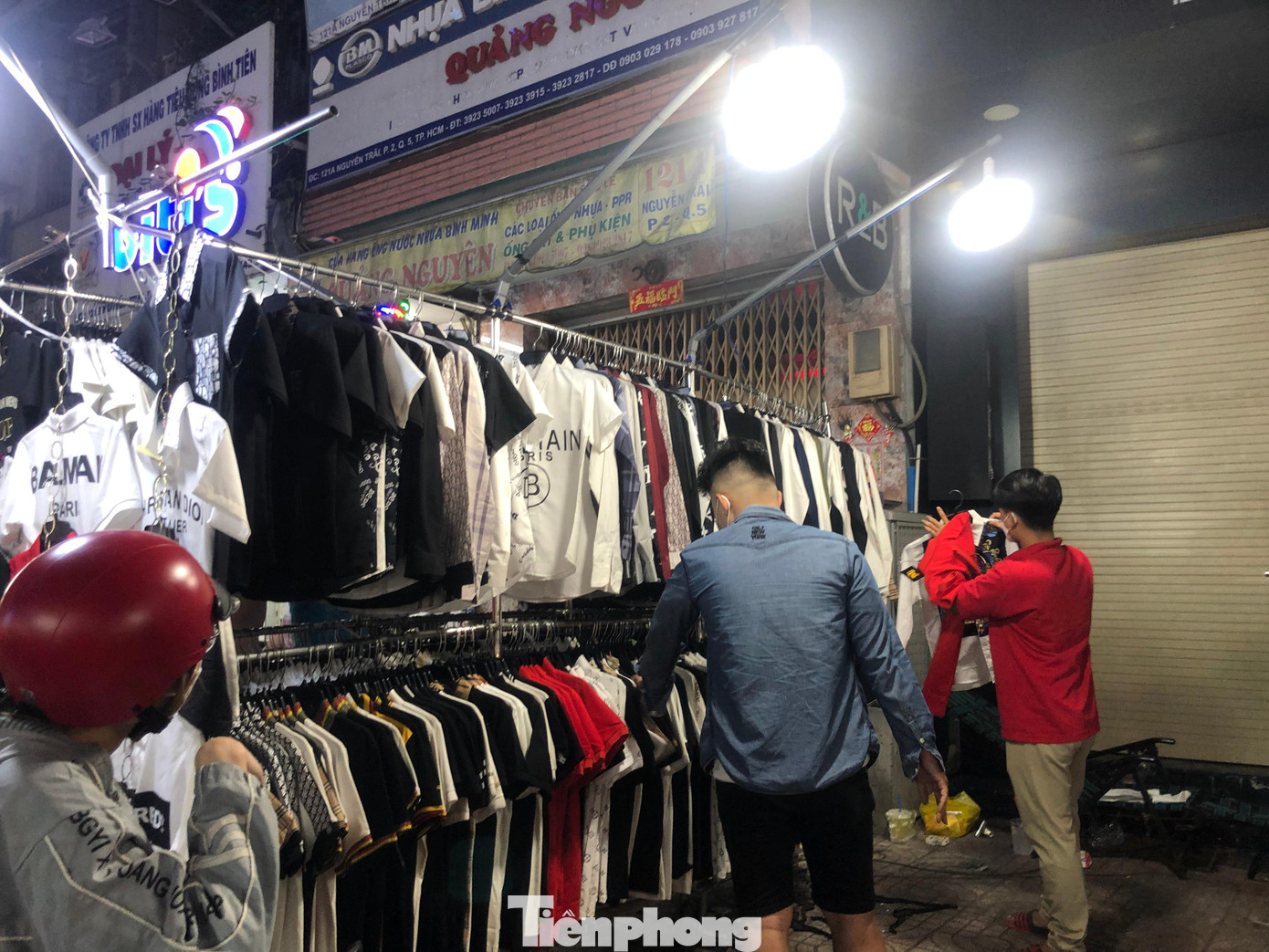 Các mặt hàng đa dạng dành cho cả nam nữ, người già, trẻ nhỏ với giá cả rất phải chăng.