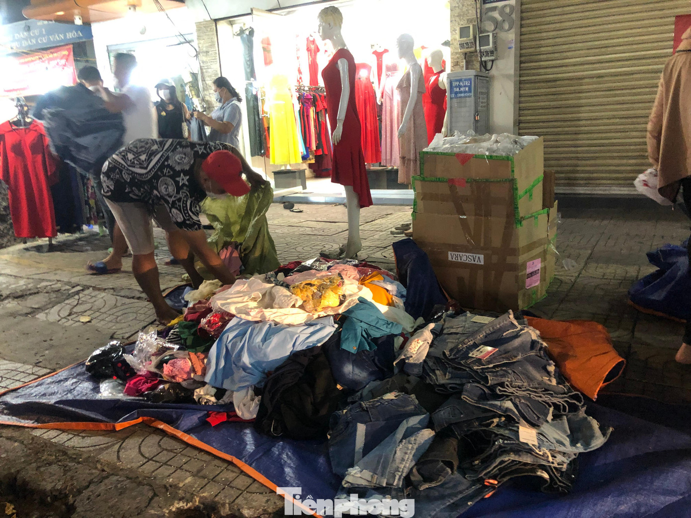 Một quầy hàng quyết định dọn hàng nghỉ sớm.