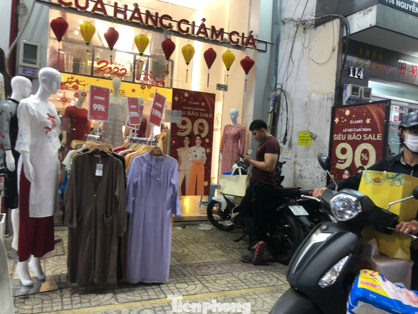 Bão sale giảm tới 90% nhưng cũng không có mấy khách ghé qua.