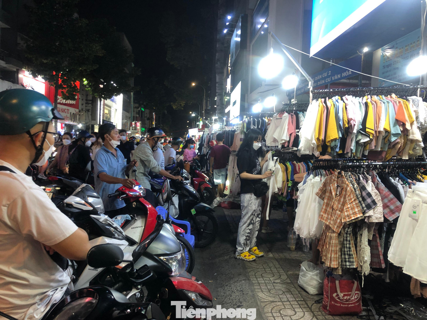 Khách xem hàng nhiều hơn mua.