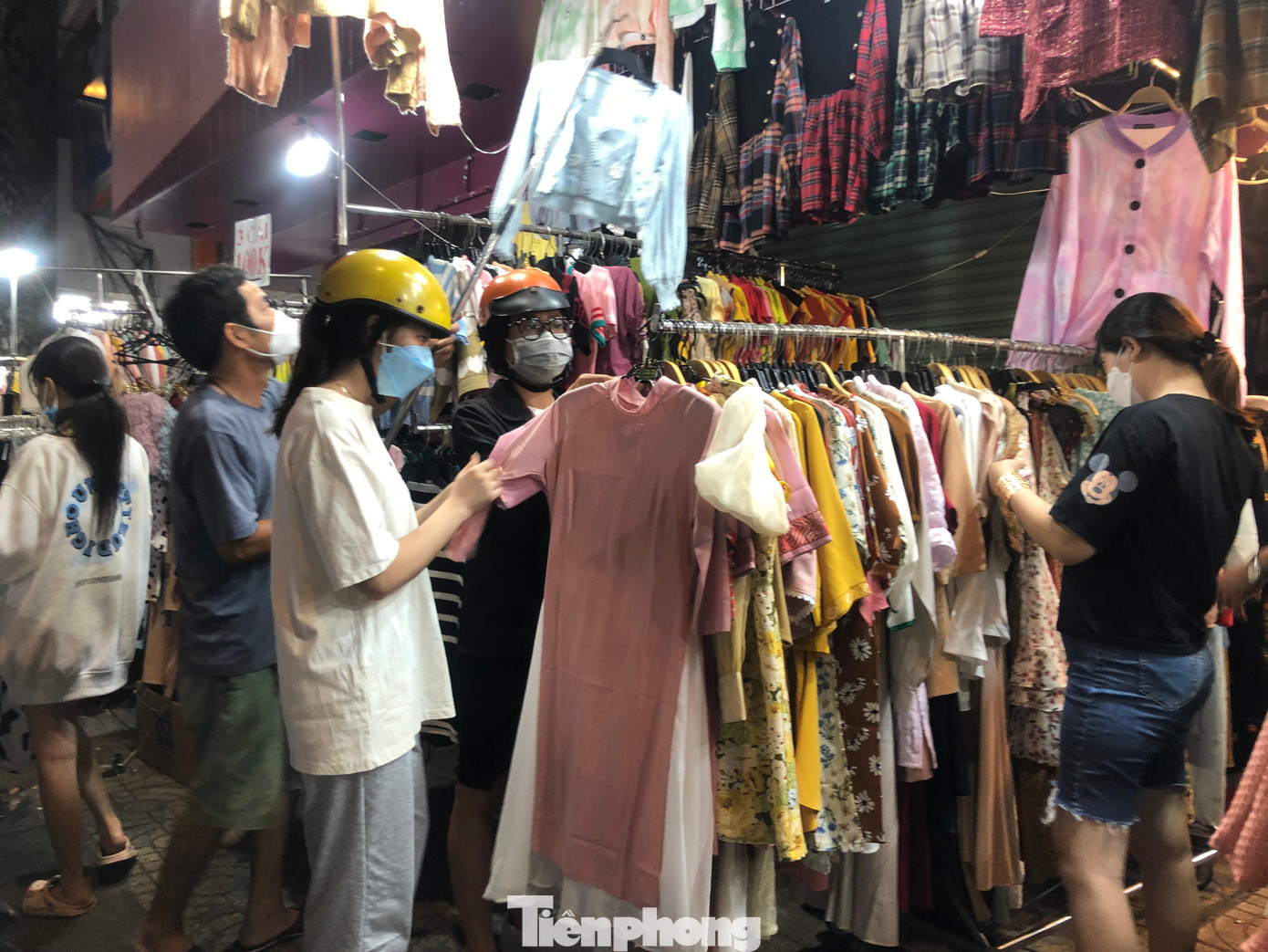 Tối muộn ngày 30/1 (28 Tết), tại phố thời trang Nguyễn Trãi (quận 5), các chủ quầy bày nào áo dài, đầm, quần jean, giày dép thời trang, túi xách... hai bên vỉa hè với giá cực rẻ, chỉ từ 100.000 đồng/món khách sắm Tết.