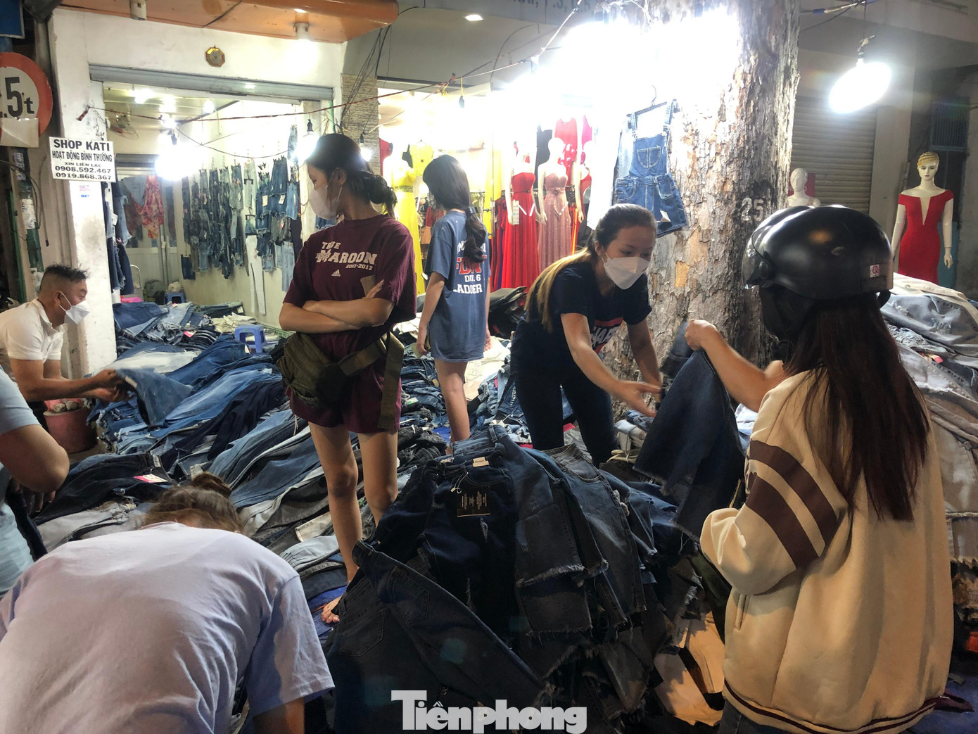 Quần jean nam nữ đồng giá 50.000 đồng/sản phẩm. "Đây đều là sản phẩm mới, hợp để đi làm, đi chơi. Tuy giá khá rẻ nhưng khách mua không nhiều" - chị Tú kinh doanh ở phố thời trang nói.