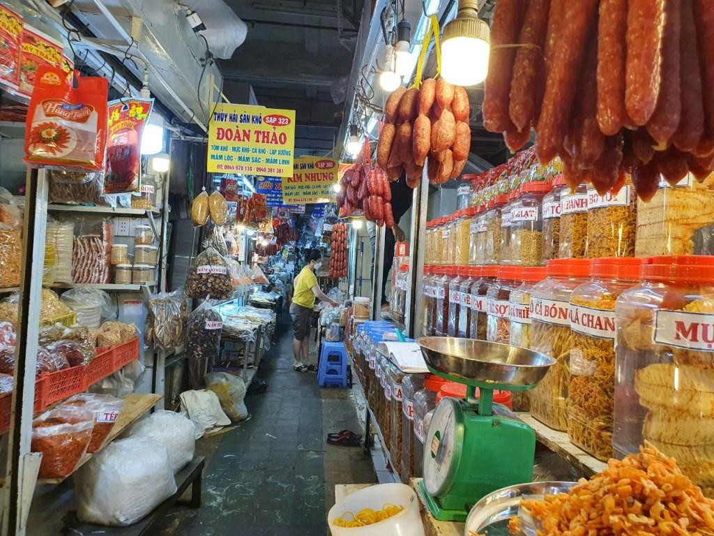 Còn tại chợ Bà Chiểu (quận Bình Thạnh), các sản phẩm bày bán khá phong phú nhưng chỉ lác đác vài khách mua.