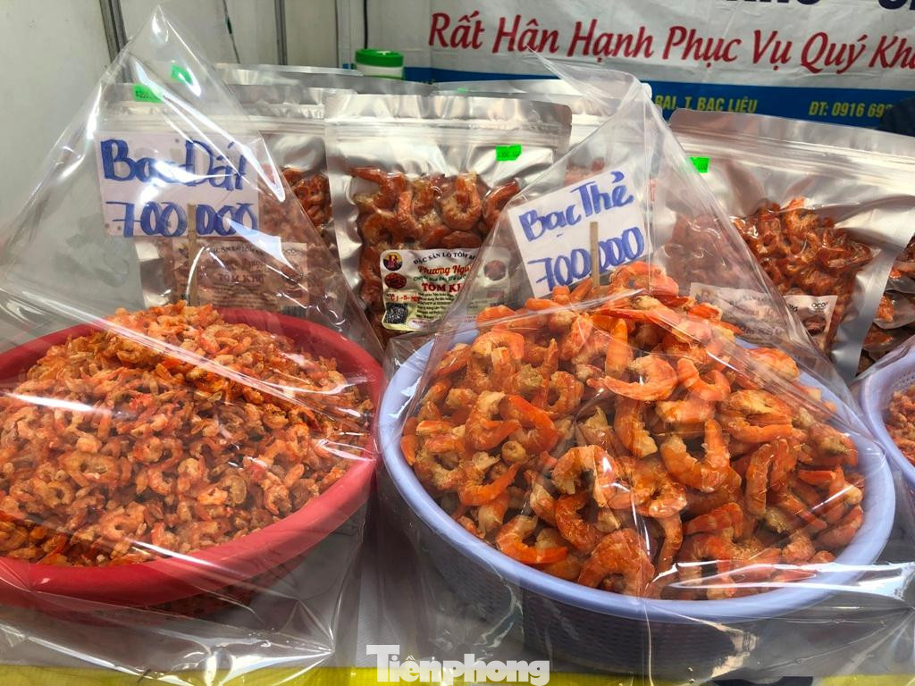Tôm khô - sản phẩm luôn cháy hàng dịp Tết cũng được chào hàng dịp này, với giá khá mềm, chỉ từ 700.000 đồng/kg.