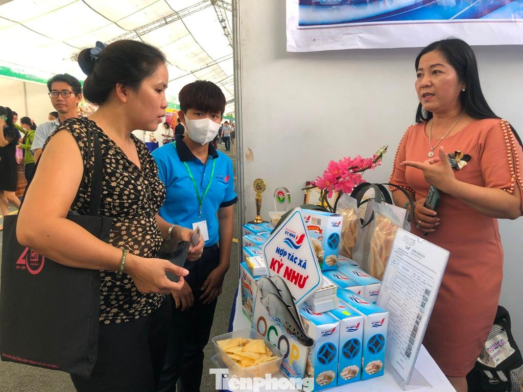 Sáng 10/11, Sở Công thương đã phối hợp với Công ty MM Mega Market Việt Nam đồng loạt tổ chức lễ khai mạc “Tuần hàng OCOP – Sản vật Việt Nam phát triển và hội nhập” tại 3 thành phố Hà Nội, Đà Nẵng và TPHCM. Tại TPHCM, các doanh nghiệp đã chào hàng nhiều sản phẩm mới lạ như bánh phồng cá thác lác, bưởi hồng, nho, hồng sấy Đà Lạt... với giá cả cực mềm đến khách tham quan.