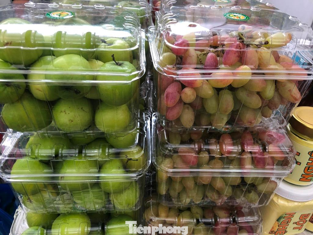 Nho hồng nhật, táo Ninh Thuận... ngon lành, bắt mắt. Trong đó nho hồng giá 150.000 đồng/kg, táo 50.000 đồng/kg...