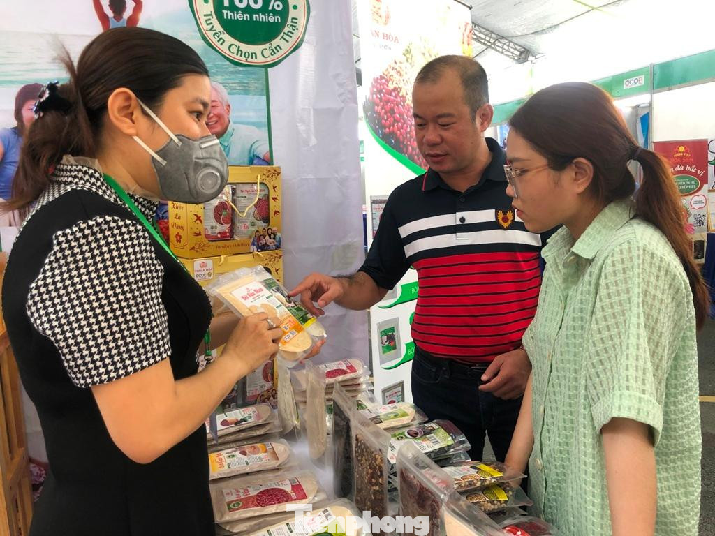 Ông Lý Tiền Dân, Giám đốc Công ty TNHH Thuận Hòa Food (Cần Thơ) giới thiệu nhiều loại trà được mix từ đậu đen, đậu nành, đậu xanh... có tác dụng giữ dáng, đẹp da. "Sản phẩm đạt OCOP 4 sao (chương trình mỗi xã một sản phẩm) được 2 năm. Đưa sản phẩm đến chào hàng tại TPHCM, tôi rất kỳ vọng tiếp cận được nhiều đối tác hơn, mở rộng kênh phân phối và hướng đến xuất khẩu" - ông Dân mong muốn".