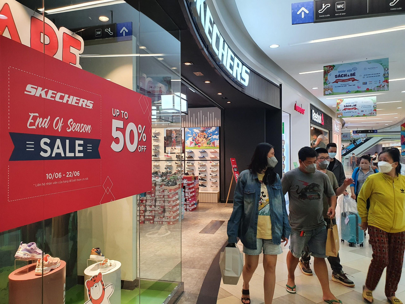 Nhiều khách đến mua sắm sản phẩm khuyến mãi tại Vạn Hạnh Mall trong ngày 15/6